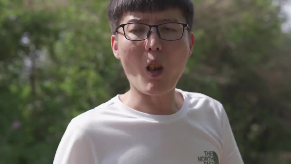 新疆瓜果第一鲜,淡嘴哥不花钱带粉丝吃桑葚,甜到齁