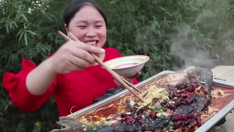 胖妹做的烤鱼香辣够劲,大口大口的吃美滋滋太带劲了