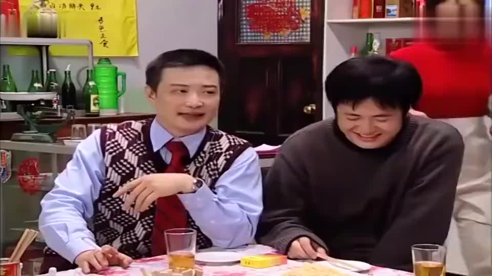 东北一家人:小伟正和班长吹牛自己的家事,顺字就在一旁疯狂拆台