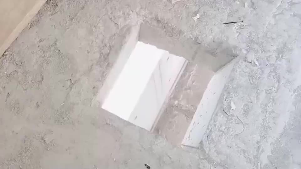工地500一天的师傅用自制的神器堵放线孔速度真的是太快了
