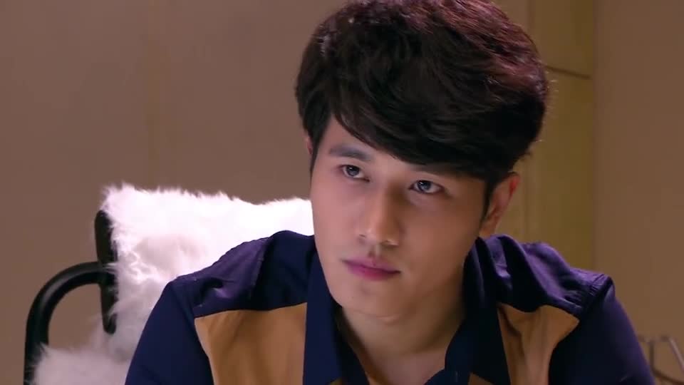 祁琪发现叶南迪画的都是多美,吃醋得将画册撕了,南迪气得叫她滚