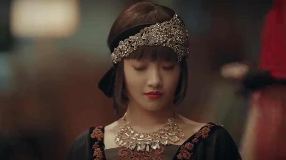 烈火军校:织田显荣和詹姆士谈着话,无意中看到了曲曼婷!