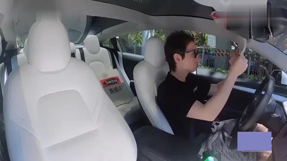 罗昊开豪车接周扬青逛街,一看方向盘我惊了,花钱买不到