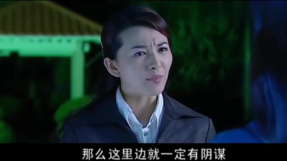 担心被人发现把录像带藏起来 为您推荐: 陈盈盈继续监视娄成就,用录像