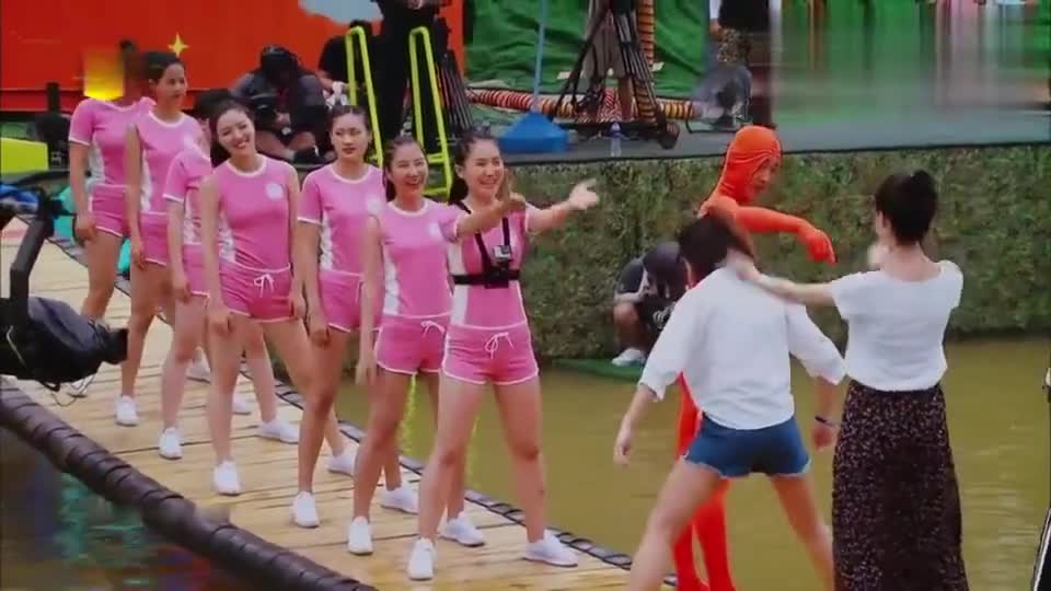 摇啊笑啊桥:小妹妹穿水晶鞋挑战绵羊队,超开朗落水也要美美的