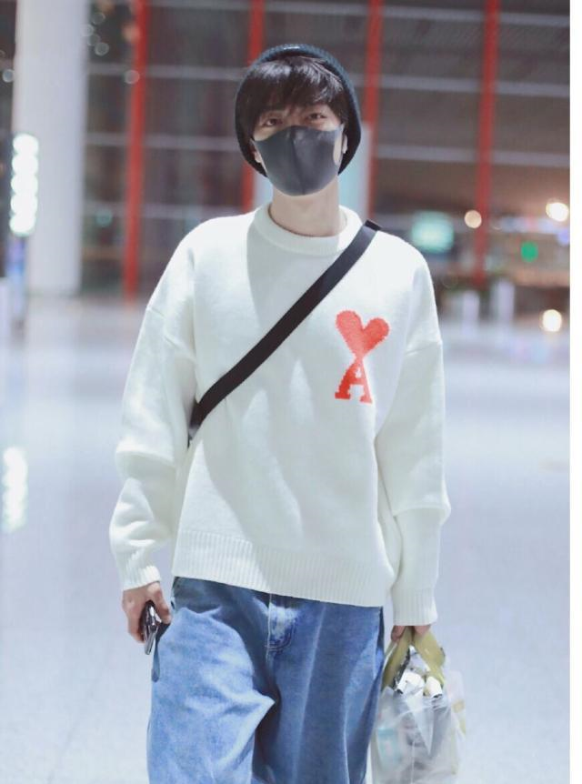 男人也能可盐可甜,肖战的帅气不仅有颜值,穿搭风也戳中少女心!