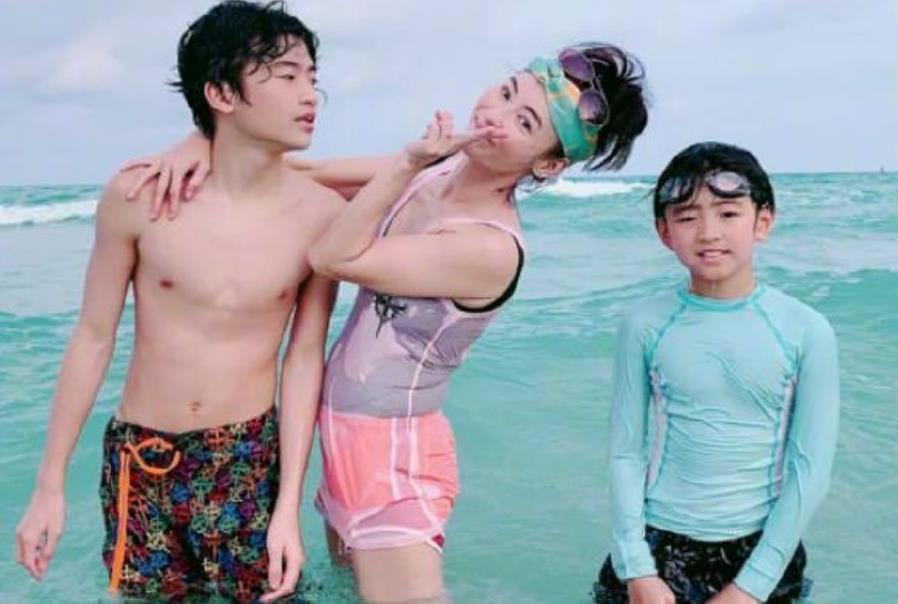 张柏芝二儿子开挂长大侧颜与谢霆锋一模一样可算比哥哥帅