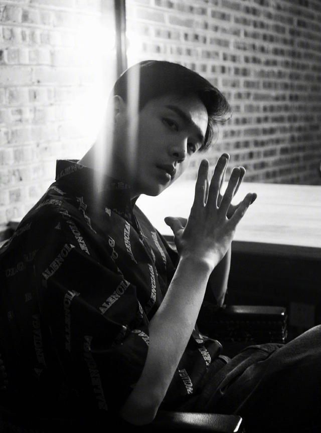 张若昀黑白写真,一头简单短发搭配黑色印花衬衫,别样迷人