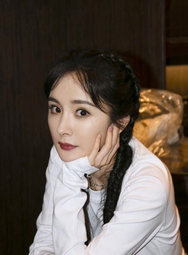 杨幂一则私服分享,双扎麻花辫更显甜美俏皮