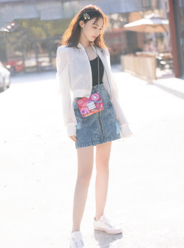 彭小苒穿上白色背带裤又内搭粉色的t恤更到位