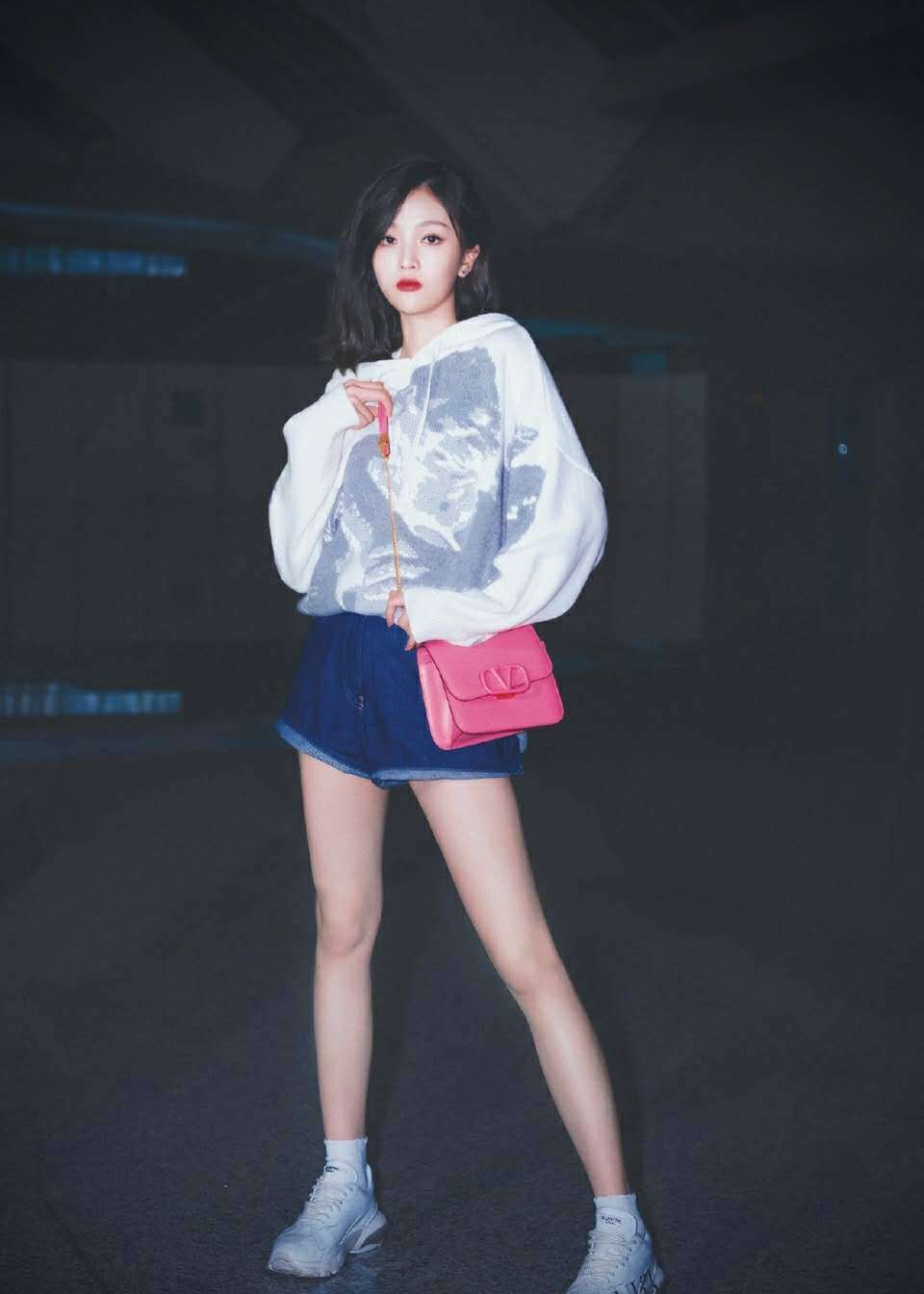 喝奶茶不胖的小仙女——吴宣仪_高清图集_新浪网