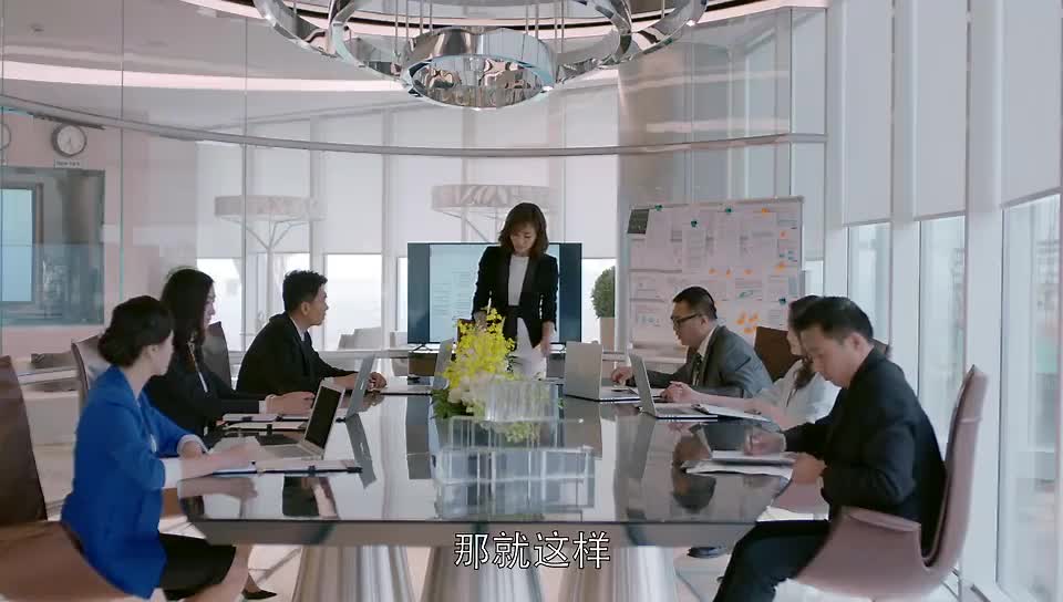 女总裁开会够霸气,让董事长等了半天,接下来的一幕却让人感动!