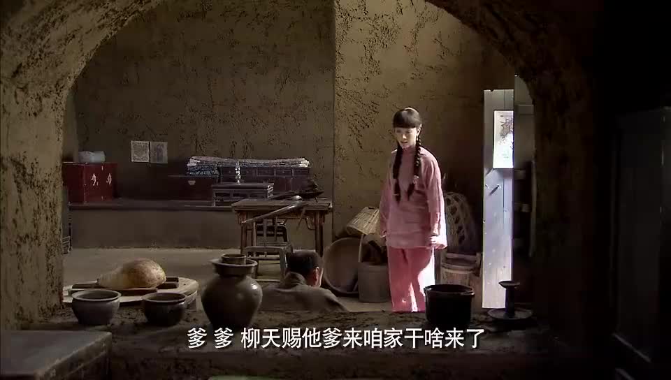 老父亲干这种缺德事,害得女儿被退婚嫁不出去,蹲在角落任女儿骂