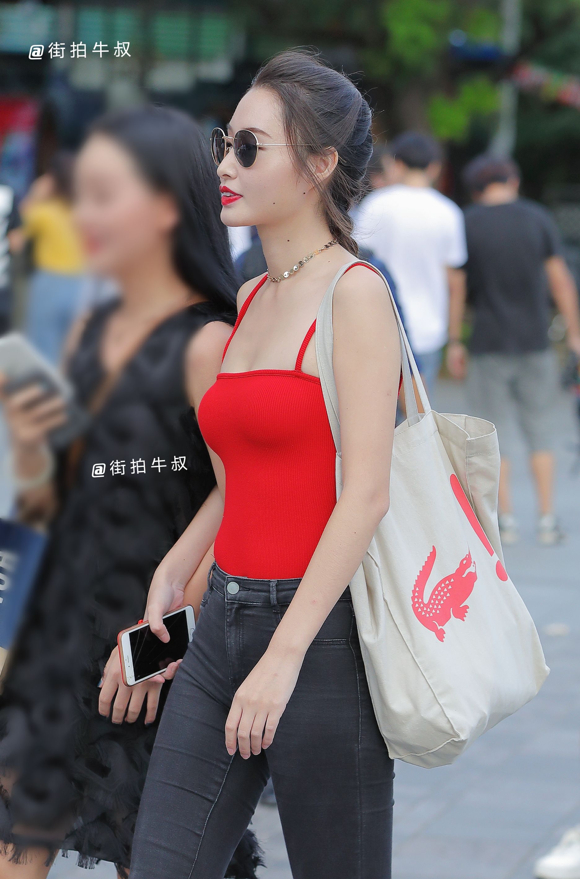 美女穿着鲜艳的红色吊带背心出街