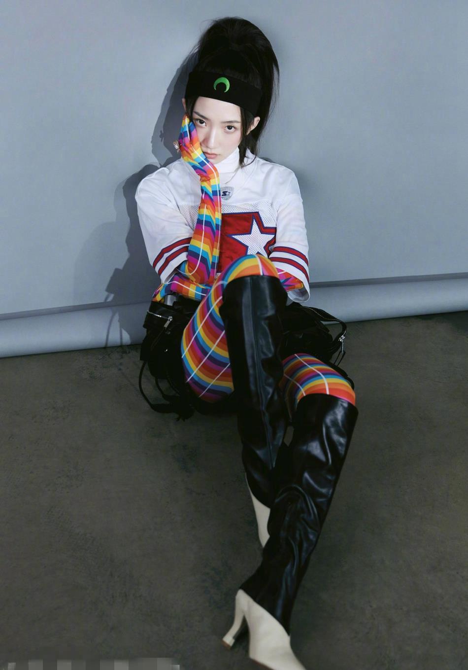 孟美岐精彩ok杂志写真高马尾造型很时尚