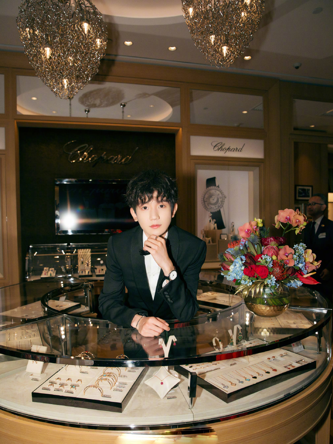 王源身穿黑色西装亮相小卷毛搭配领结小王子既视感