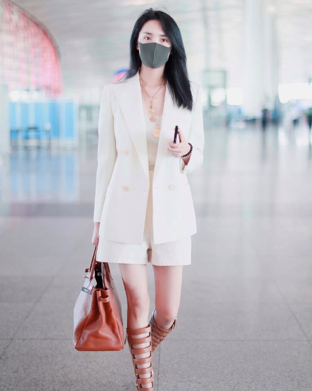 薇娅才是最时髦的主播穿一身黑走机场烂裤子太抢眼