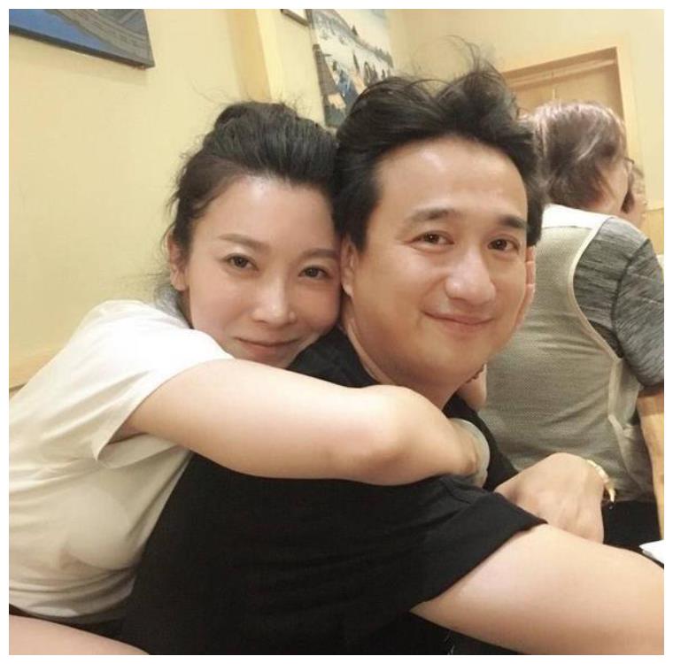 北电97级重聚,知名女演员和黄磊旧照被扒,疑出轨再遭网友热议|李解