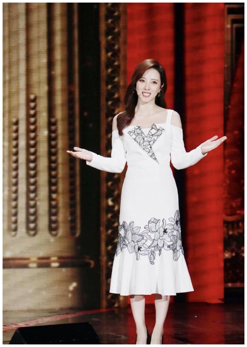 李思思仙女本仙穿花朵纱裙惊为天人这颜值我爱了