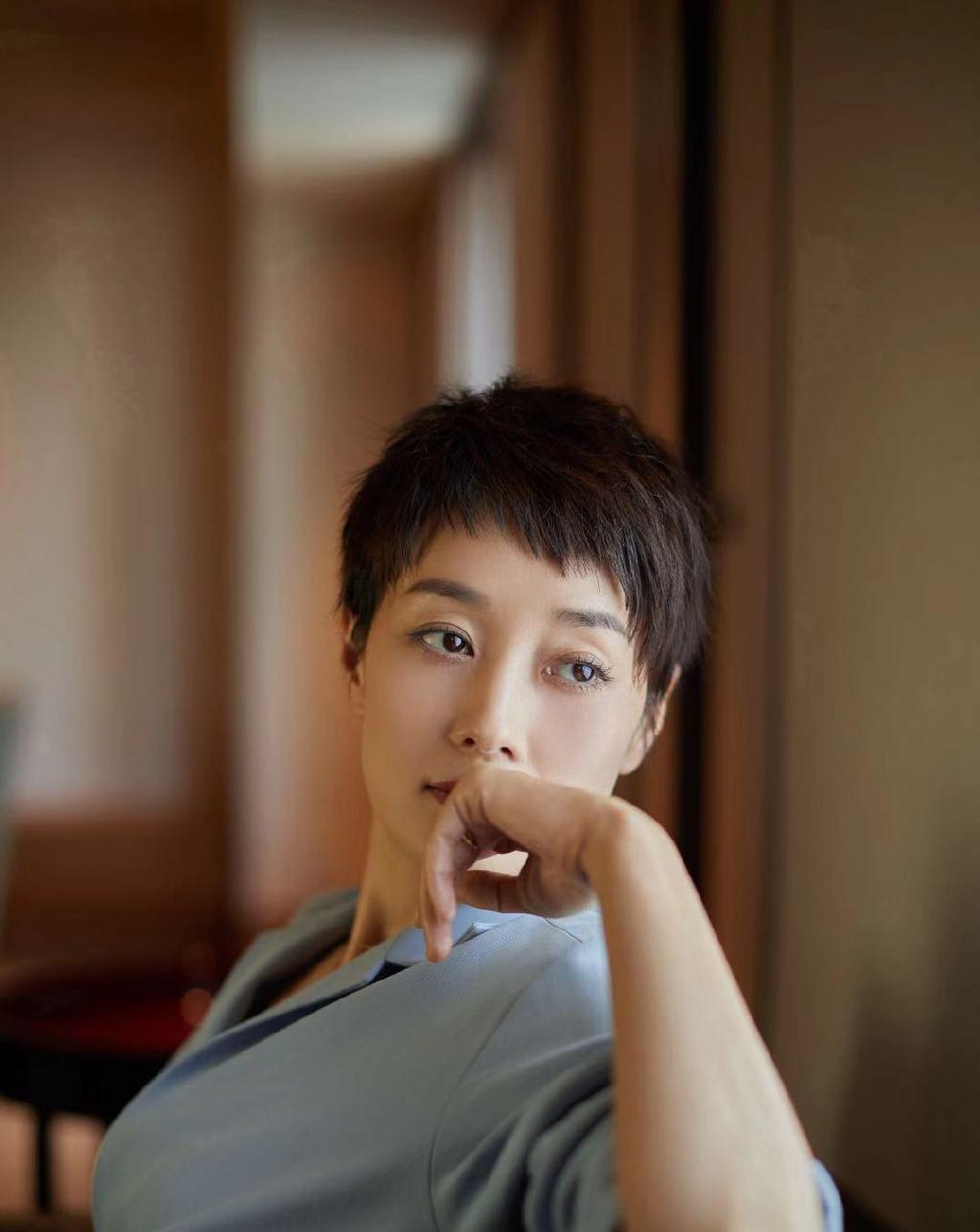 马伊琍清爽干练的短发街拍 气质出众尽显高级质感_高清图集_新浪网