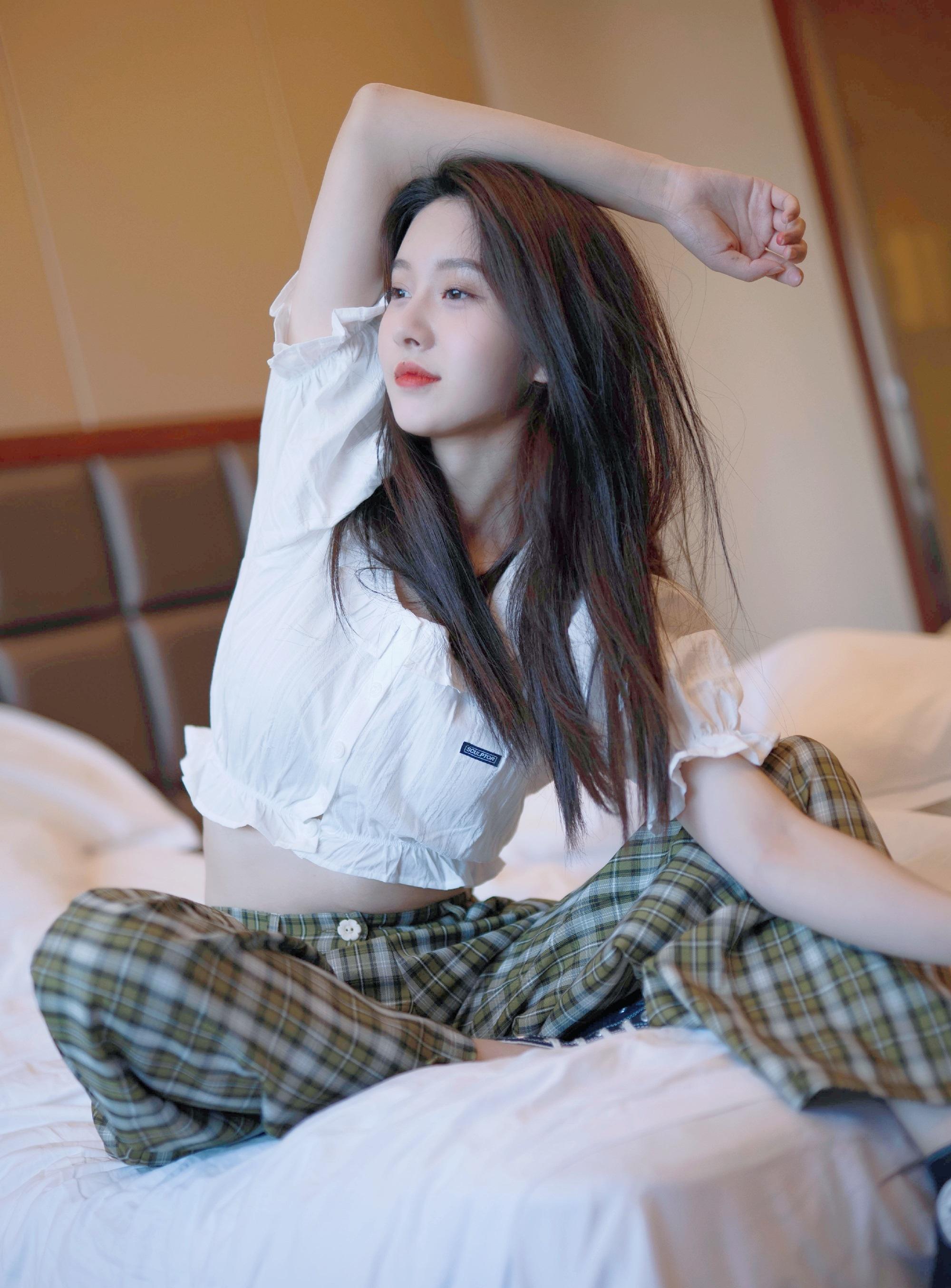 曾是北影校花,今搭档杨幂演都市剧,22岁穿百褶裙成熟大气