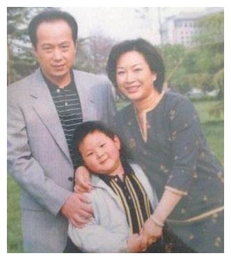 央视主播罗京逝世12年，妻子改嫁富商儿子成人，墓地铜像一尘不染休闲区蓝鸢梦想 - Www.slyday.coM