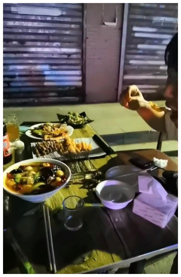 杜海涛回老家现身路边摊吃烧烤,满嘴是油一头汗,身边不见沈梦辰