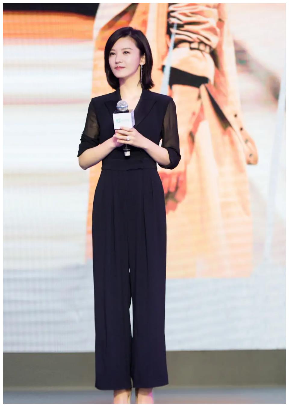 央视主持李梓萌不上班真时髦,穿军绿色连体裤骑单车,又潮又飒