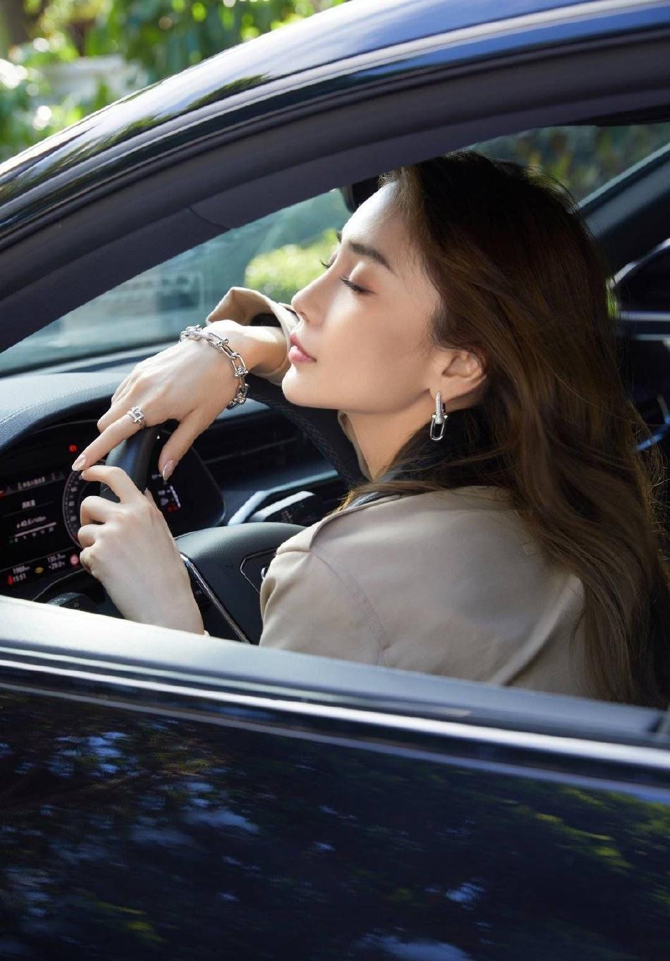 真飒爽angelababy驾驶美照惊艳迷人