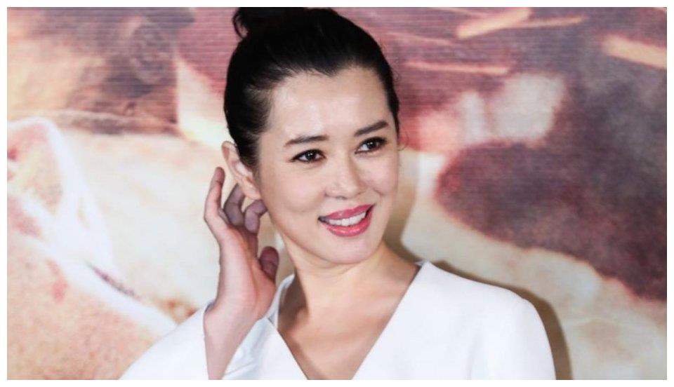她是最低调的影后,出道21年从不接广告,却甘愿帮助困难的吴京|余男
