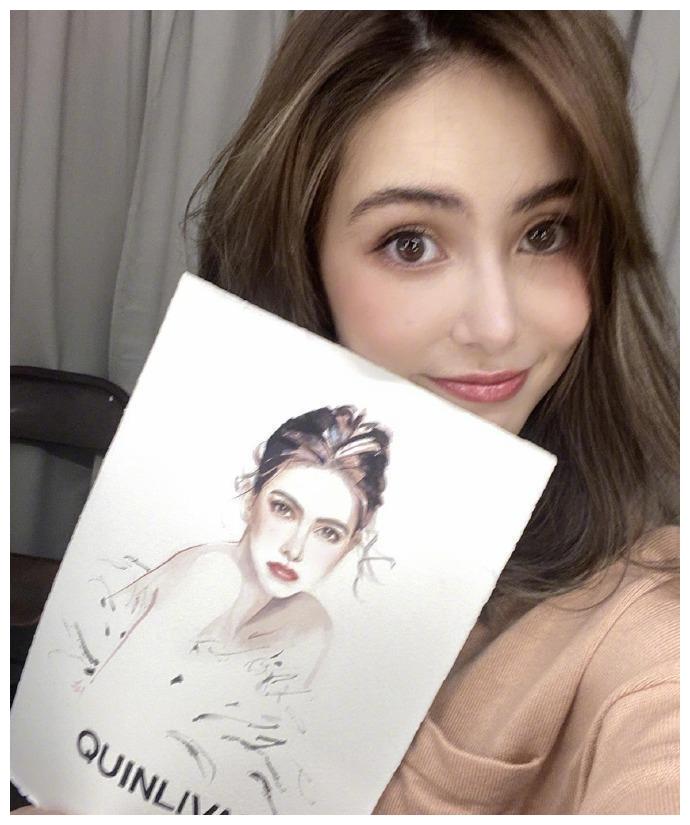 前段时间,昆凌拿着自己的画像自拍,这就是本人比画更好看系列的美照啊