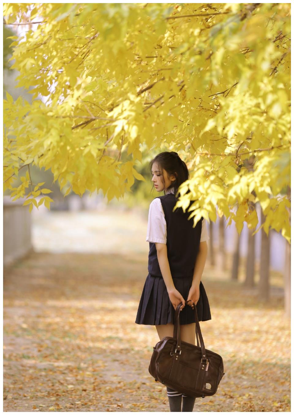 初秋美女模特唯美意境性感写真