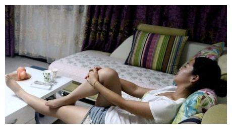 妻子头疼，让我接儿子放学，忘拿车钥匙返回，推开门，我瘫在地休闲区蓝鸢梦想 - Www.slyday.coM