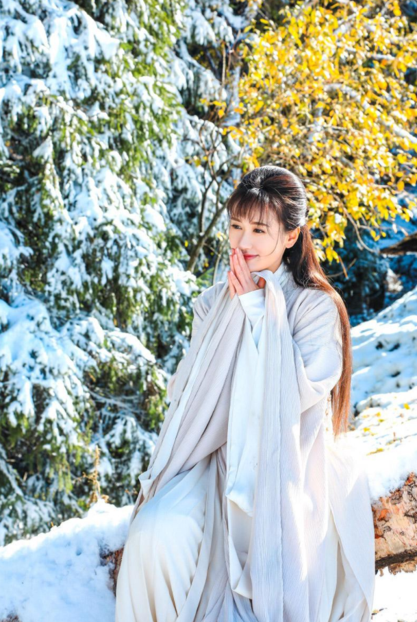 古装女神袁冰妍新剧开机,一身红装英姿飒爽!