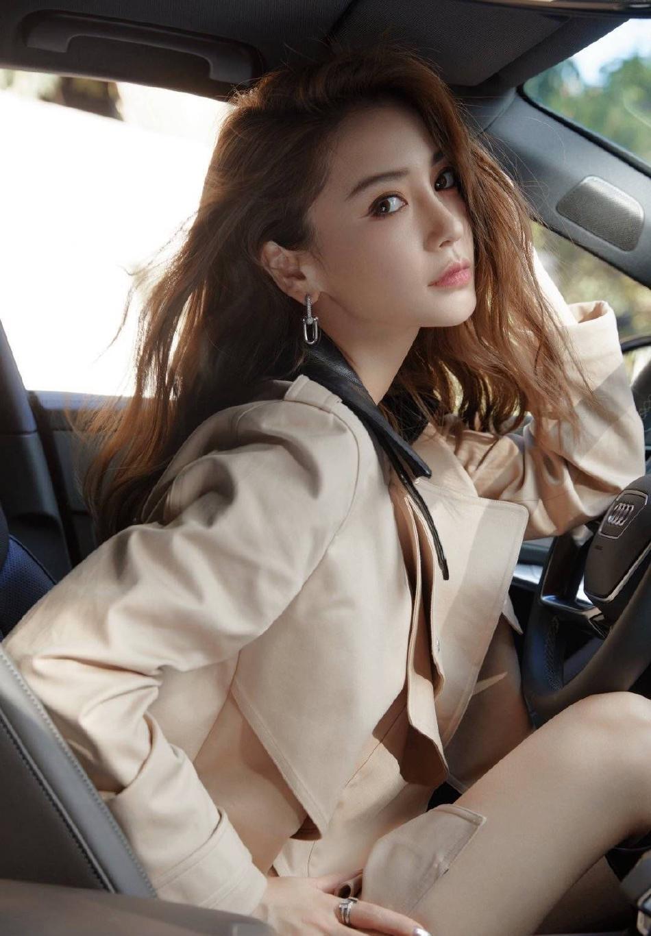 angelababy驾驶美照,楚楚动人!