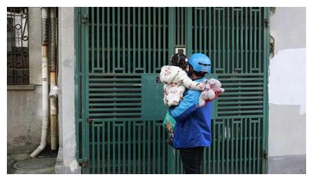 藏在外卖箱的宝宝霏儿,出生6个月跟着爸爸送外卖,如今怎样了?休闲区蓝鸢梦想 - Www.slyday.coM 藏在外卖箱的宝宝霏儿,出生6个月跟着爸爸送外卖,如今怎样了?休闲区蓝鸢梦想 - Www.slyday.coM