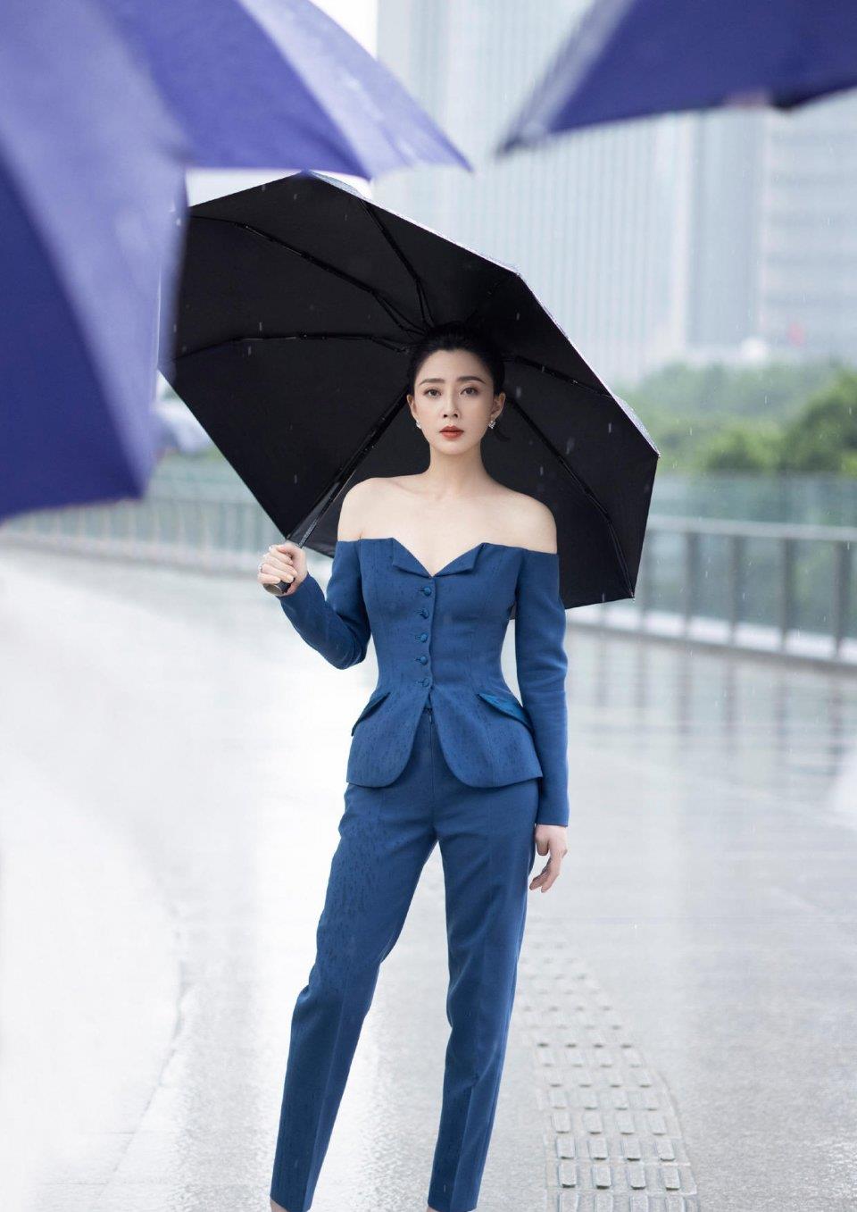 殷桃的高级感无敌了,穿一字肩蓝色套装凹造型,气场很难被超越_高清