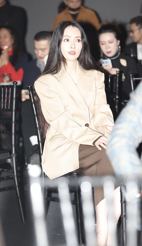 郭碧婷西装搭修身裙温柔干练五官精致笑容甜