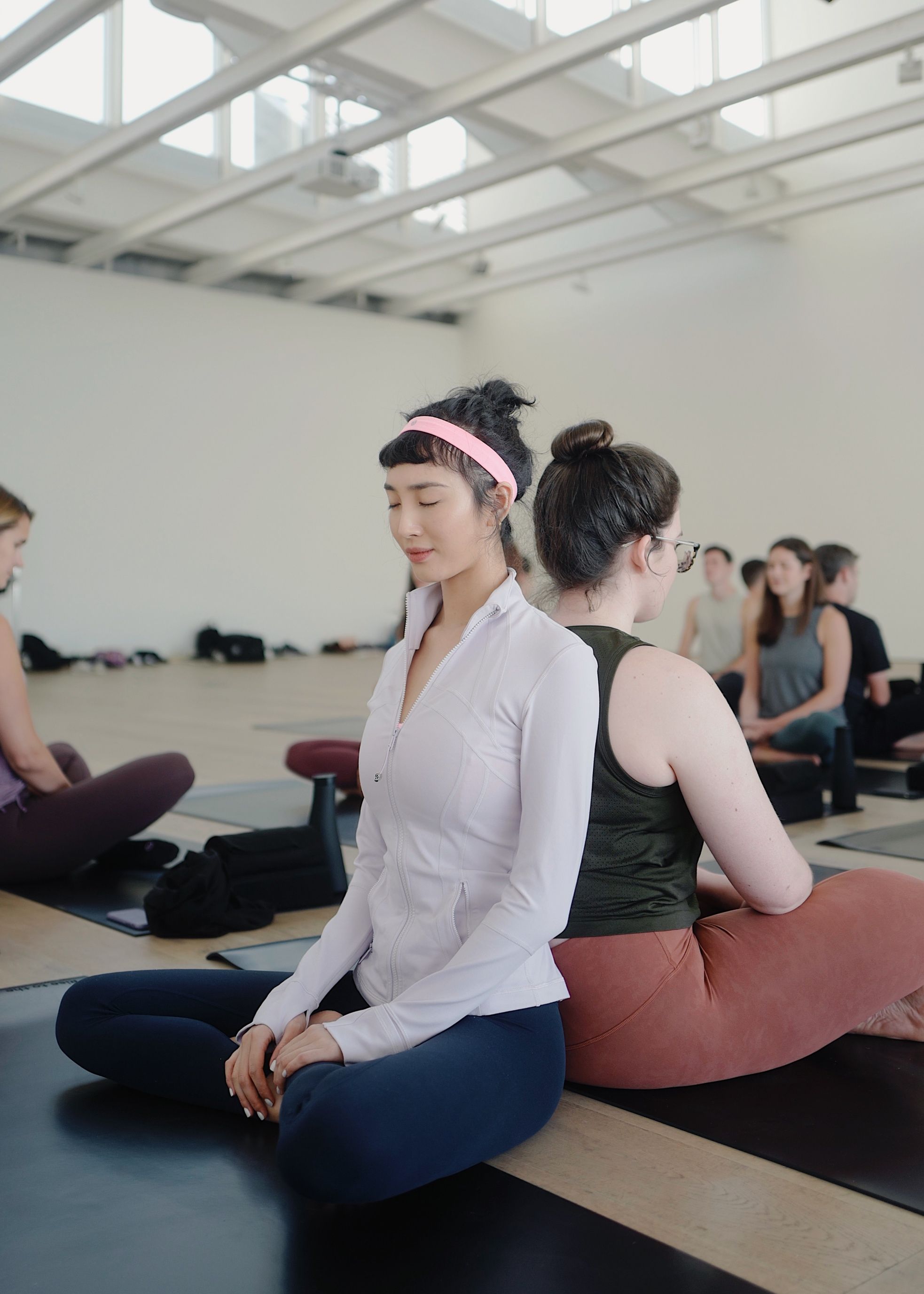 王紫璇秋季练瑜伽 粉红发带抢镜展运动美