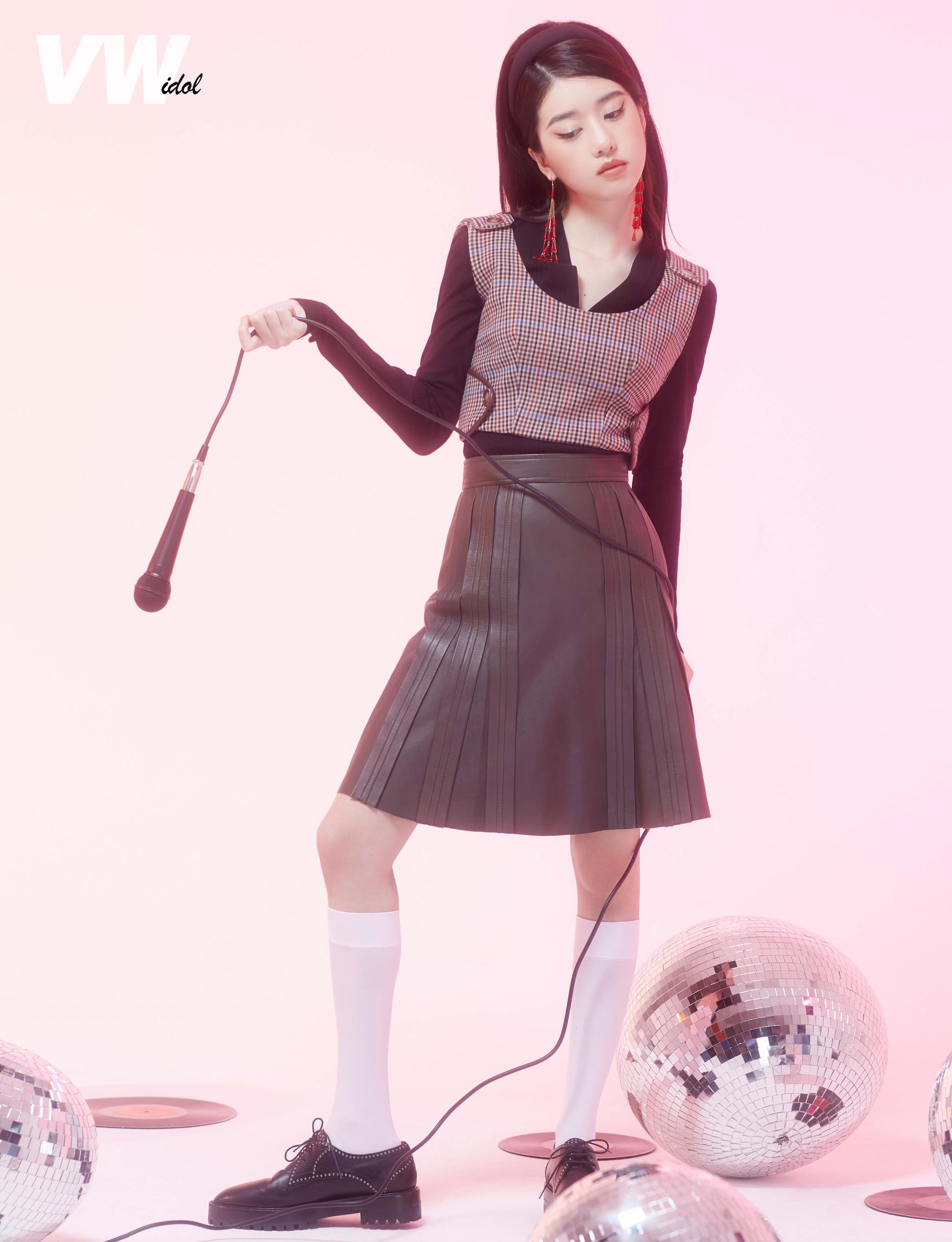 李凯馨复古大片来袭 造型俏皮尽显摩登