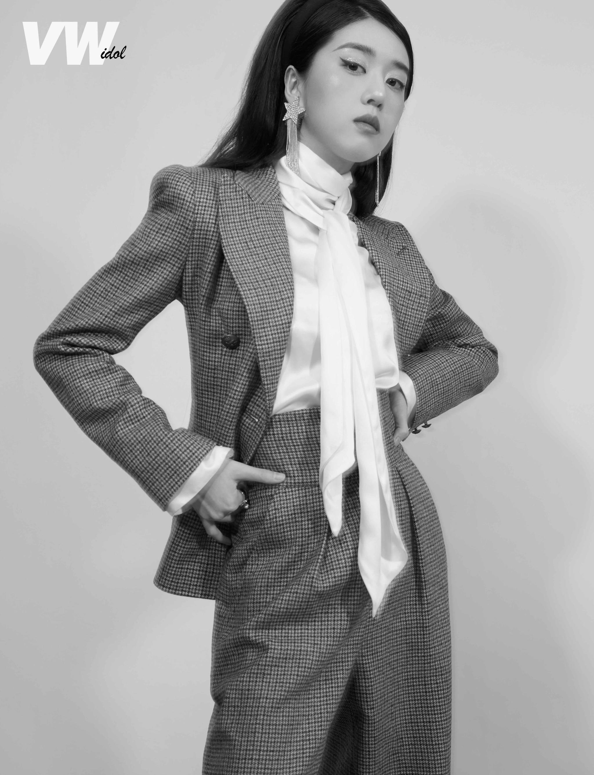 李凯馨复古大片来袭 造型俏皮尽显摩登