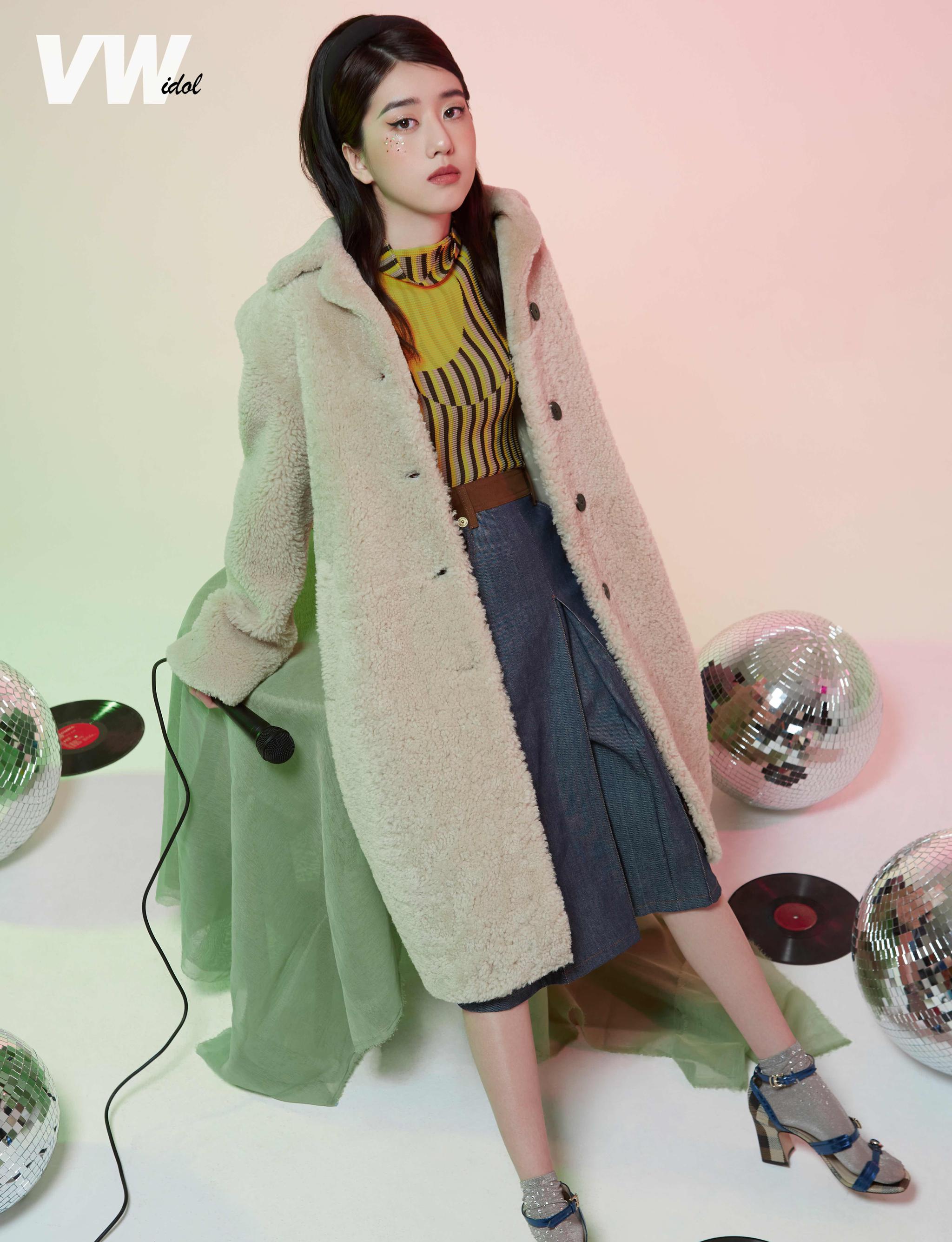 李凯馨复古大片来袭 造型俏皮尽显摩登