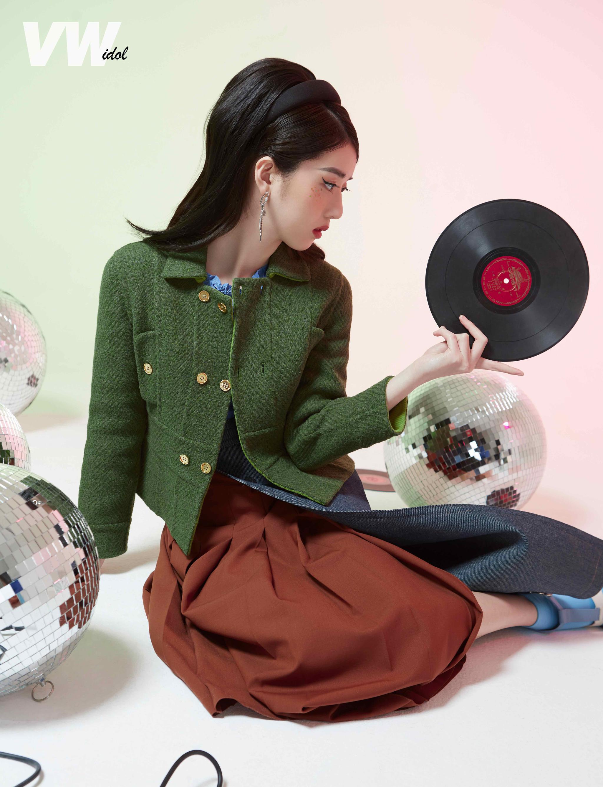 李凯馨复古大片来袭 造型俏皮尽显摩登