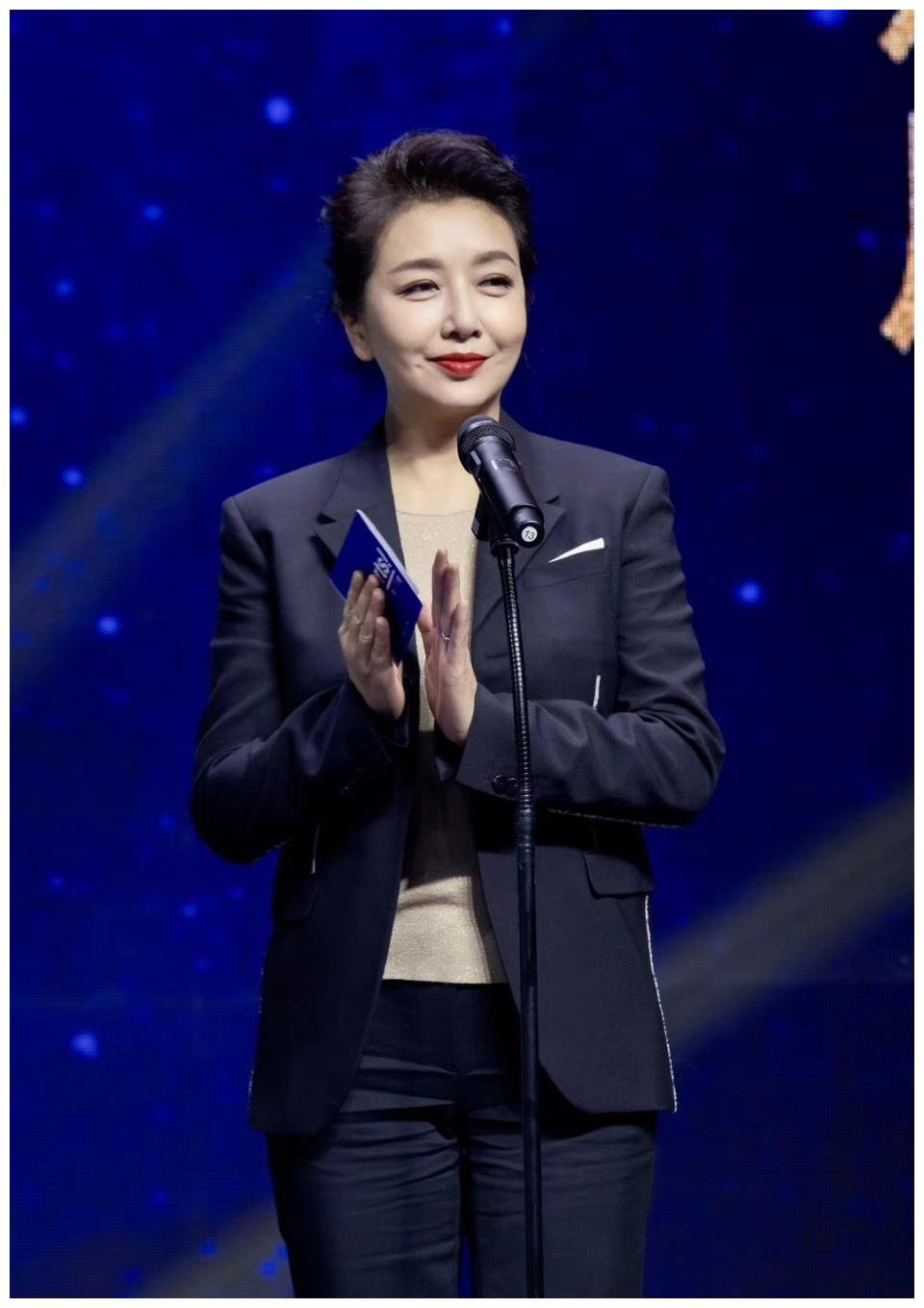 岁月沉淀的美人江珊, 一袭蓝色鱼尾裙高贵典雅, 美得无惧时光__财经