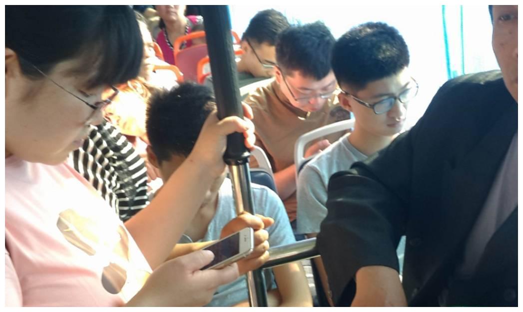 孩子地铁上没让座，被老人大骂没教养，宝妈霸气回怼被所有人夸赞休闲区蓝鸢梦想 - Www.slyday.coM