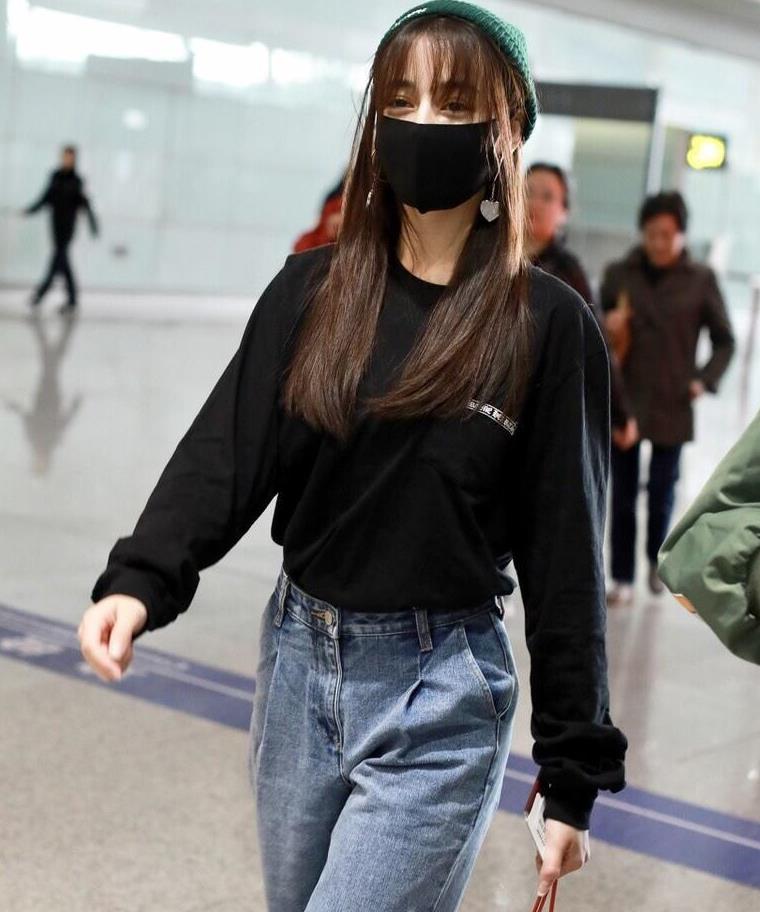 迪丽热巴街拍火了,卫衣搭牛仔裤女人味十足,这样的女人谁不喜欢_高清