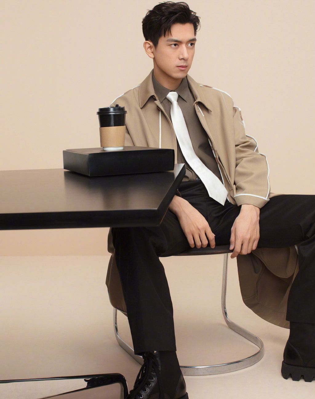 李现拍摄写真搭配非常简约帅气,彰显霸道总裁气质_高清图集_新浪网