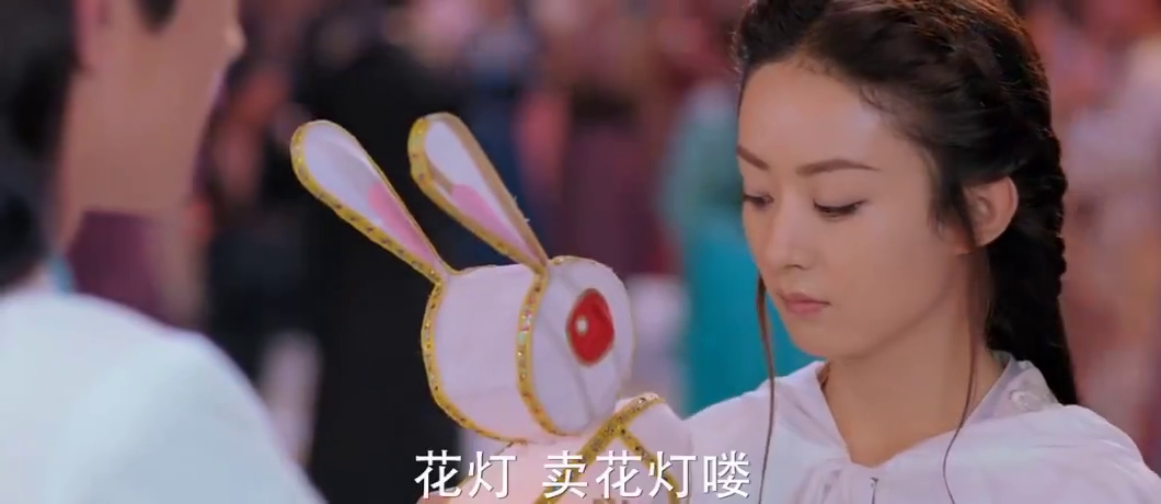 楚乔看着兔子花灯兴奋不已,一旁宇文玥看的一脸痴迷