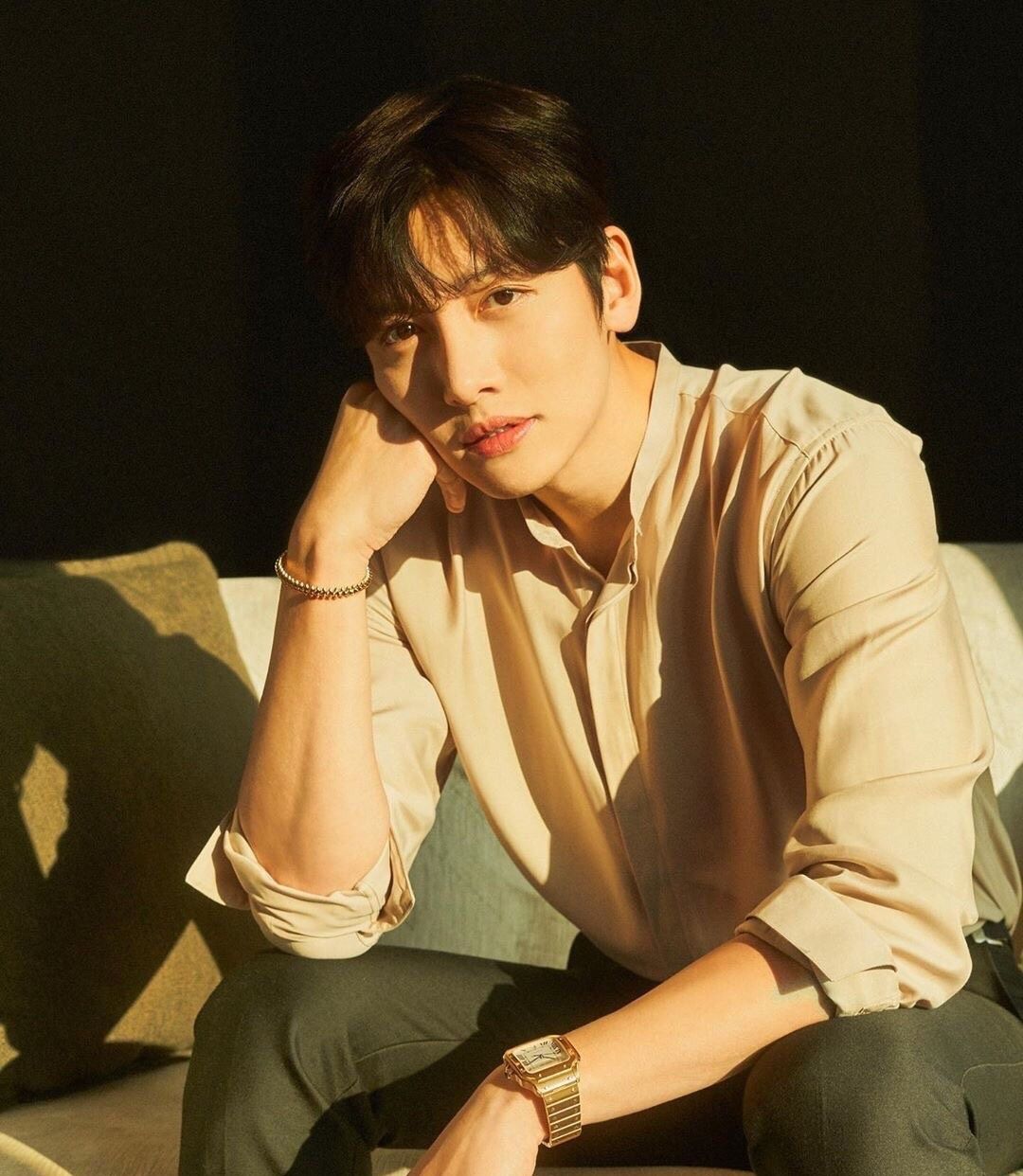 池昌旭新剧《便利店新星》待播,先来一波衬衫杀vs正装杀__财经头条