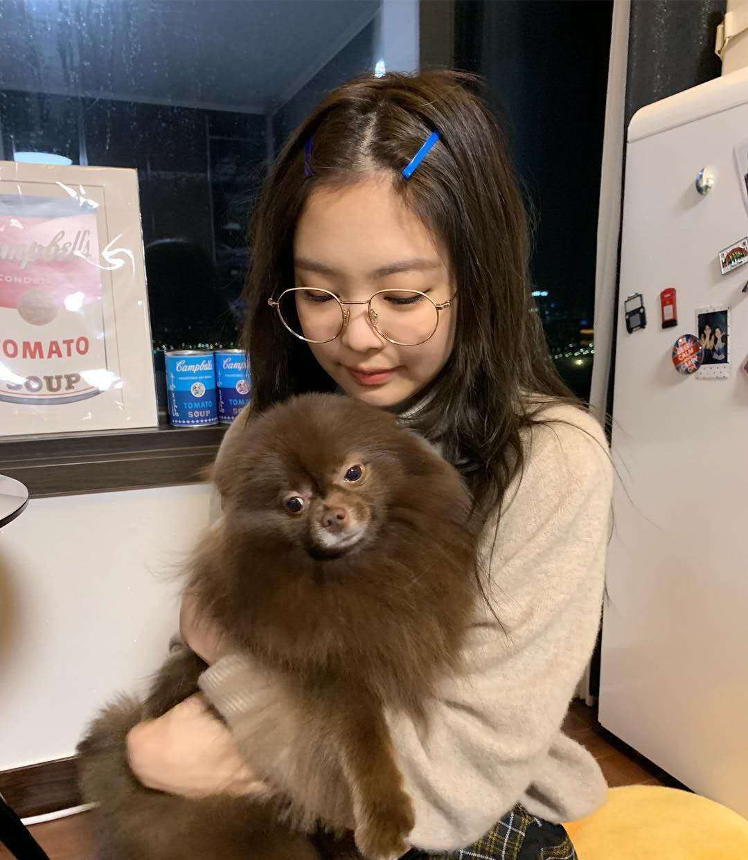 戴上金丝眼镜的jennie金智妮超美啊,文艺范十足!